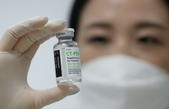 22일 오후 인천 연수구 셀트리온 2공장에서 한 연구원이 코로나19 항체 치료제 CT-P59를 살펴보고 있다. 연합뉴스